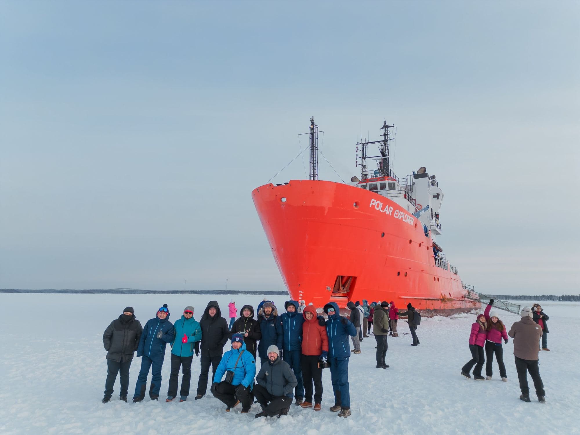 Группа CETEL на морском льду у ледокола Polar Explorer